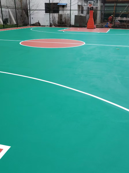 新龙 球场长期使用易出现地面开裂